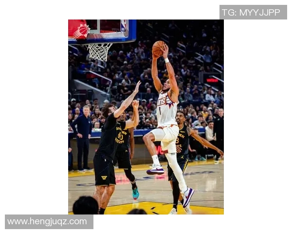 库里28+9+6创NBA第1神迹，勇士逆转太阳！格林被驱逐，狄龙22分，布克38+5